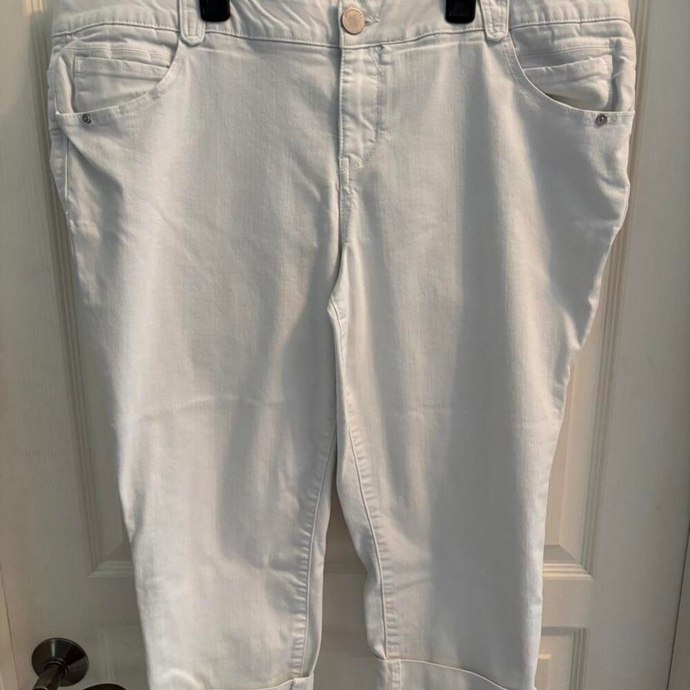 Democracy Women's White Capri Jeans pants